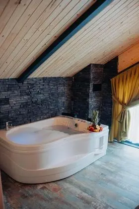 Jakuzili Şömineli Bungalow,Dağ Manzaralı,Isıtmalı Özel Havuzlu