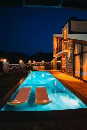 Jakuzili Şömineli Bungalow,Dağ Manzaralı,Isıtmalı Özel Havuzlu