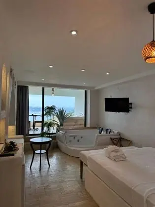 Deluxe Jakuzili Suite, Göl Manzaralı, Jakuzili ve Balkonlu