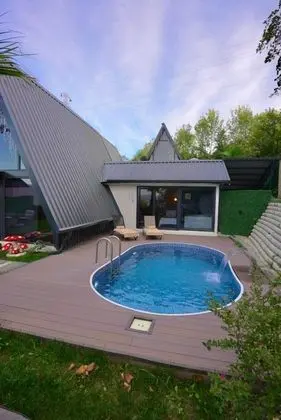 Bungalow 2+1 Oda, Göl Manzaralı, Özel Havuzlu ve Jakuzili