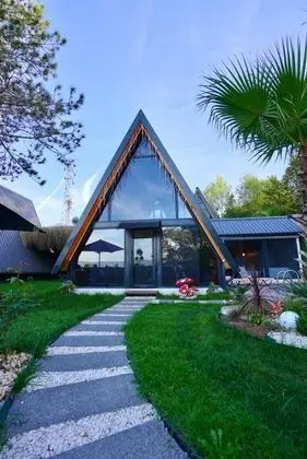 Bungalow 2+1 Oda, Göl Manzaralı, Özel Havuzlu ve Jakuzili