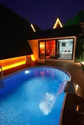 Bungalow 2+1 Oda, Göl Manzaralı, Özel Havuzlu ve Jakuzili