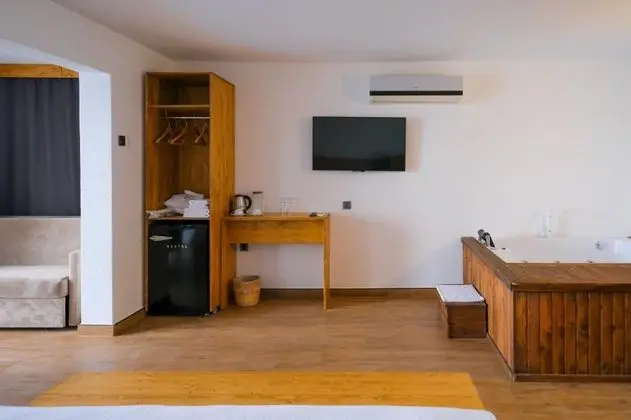 Jakuzili Deluxe Oda, Göl Manzaralı, Ortak Havuzlu