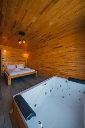Standart Bungalow, Kısmi Göl Manzaralı, Isıtmalı Özel Havuzlu