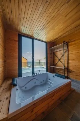 Standart Bungalow, Kısmi Göl Manzaralı, Isıtmalı Özel Havuzlu