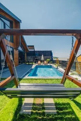 Standart Bungalow, Kısmi Göl Manzaralı, Isıtmalı Özel Havuzlu