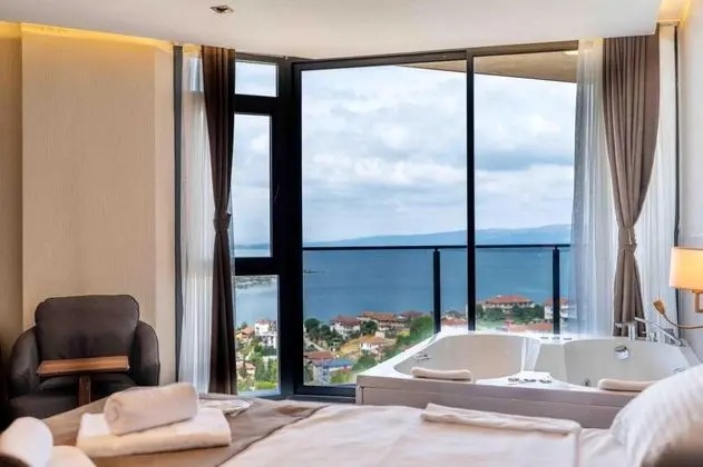 Deluxe Oda,göl Manzaralı,jakuzili Ve Balkonlu