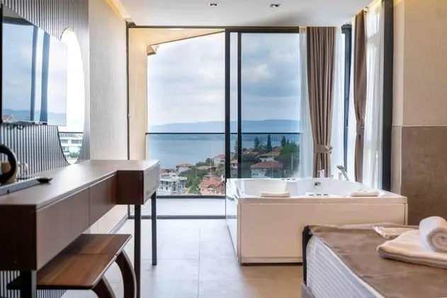 Deluxe Oda,göl Manzaralı,jakuzili Ve Balkonlu