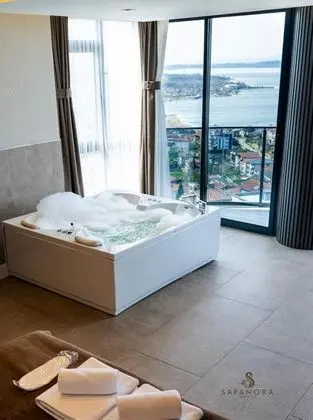 Junior Suite,göl Manzaralı,jakuzili Ve Balkonlu