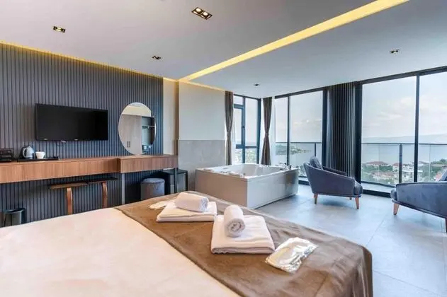 Junior Suite,göl Manzaralı,jakuzili Ve Balkonlu