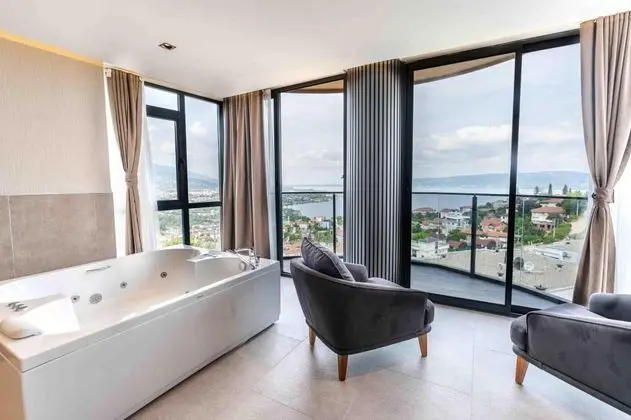 Junior Suite,göl Manzaralı,jakuzili Ve Balkonlu