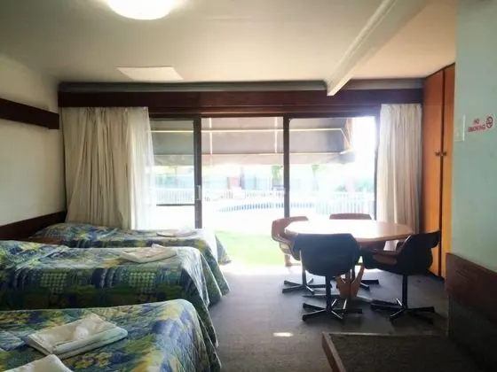 Family Oda, Sigara İçilmez (1 Queen  & 2 single beds.)