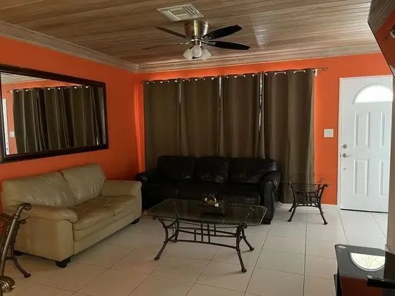 Ev (Townhouse accommodates four)
