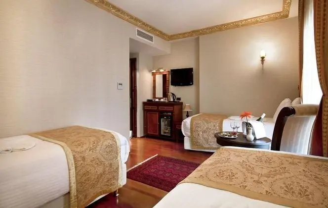 Tek Büyük veya İki Ayrı Yataklı Oda (Bathtub or Shower)