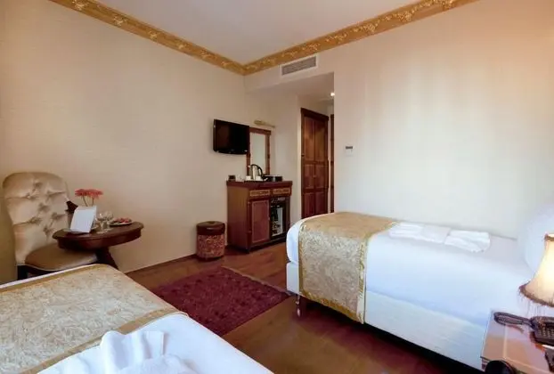 Tek Büyük veya İki Ayrı Yataklı Oda (Bathtub or Shower)