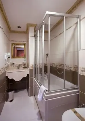 Tek Büyük veya İki Ayrı Yataklı Oda (Bathtub or Shower)
