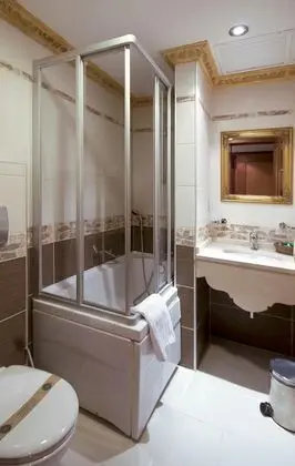 Tek Büyük veya İki Ayrı Yataklı Oda (Bathtub or Shower)