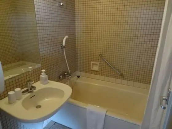 Bir Geniş Çift Kişilik Yataklı