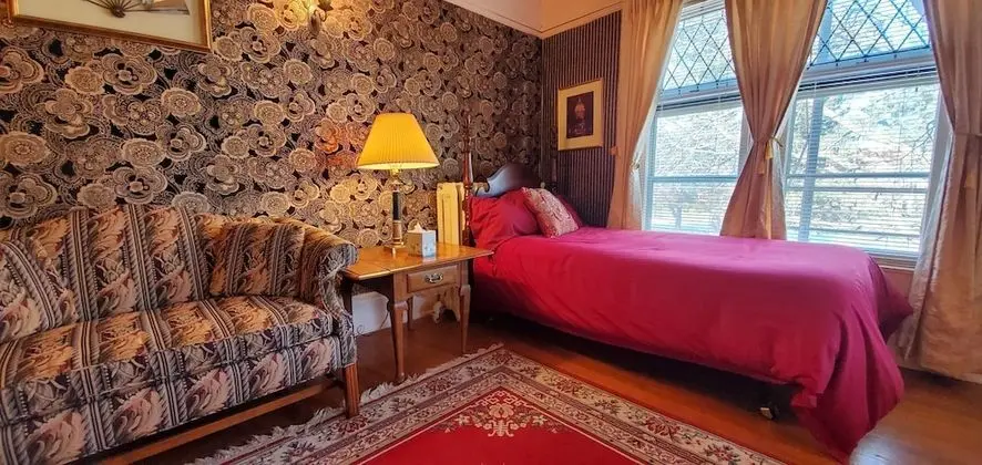 Oda, Birden Çok Yatak (The Spitler)