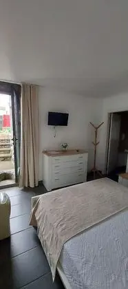 Tek Büyük Yataklı Oda, Penceresiz