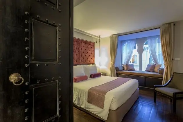 Presidential Pool Suite