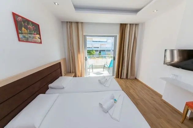 Tek Büyük veya İki Ayrı Yataklı Oda, Balkon