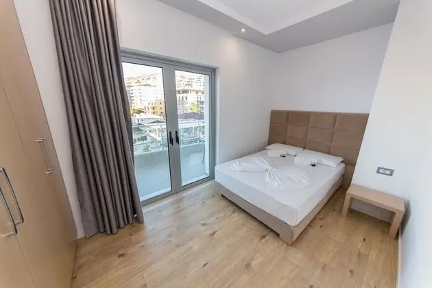 Tek Büyük Yataklı Oda, Balkon, Kısmi Deniz Manzaralı