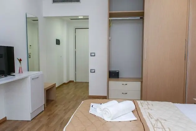 Tek Büyük Yataklı Oda, Balkon, Kısmi Deniz Manzaralı