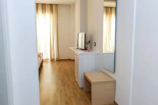 Tek Büyük Yataklı Oda, Balkon, Kısmi Deniz Manzaralı