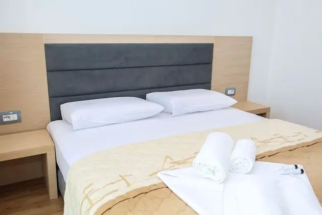 Tek Büyük Yataklı Oda, Balkon, Kısmi Deniz Manzaralı