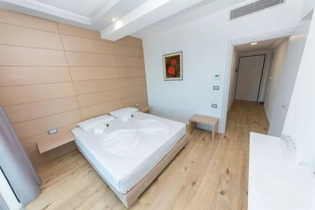 Tek Büyük Yataklı Oda, Balkon, Kısmi Deniz Manzaralı