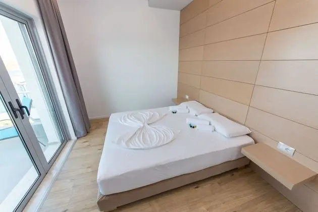 Tek Büyük Yataklı Oda, Balkon, Kısmi Deniz Manzaralı