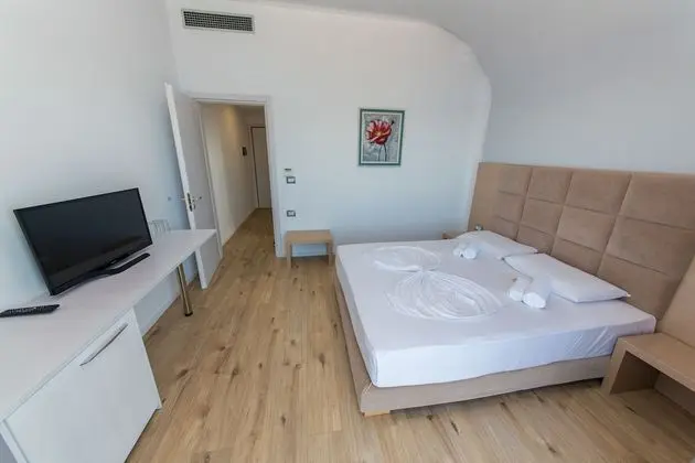 Tek Büyük Yataklı Oda, Balkon, Kısmi Deniz Manzaralı