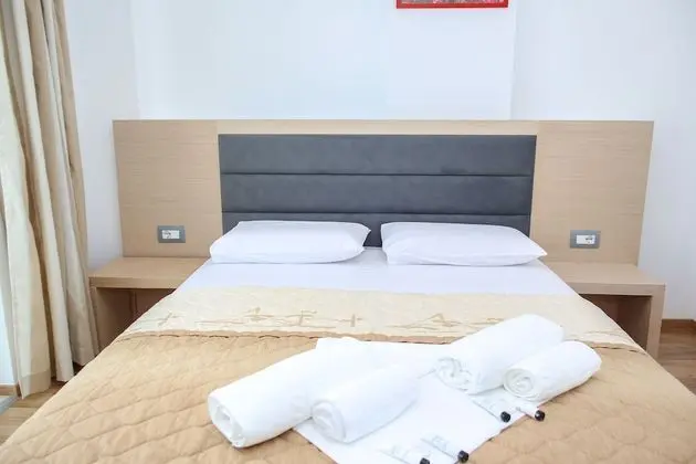 Tek Büyük Yataklı Oda, Balkon, Kısmi Deniz Manzaralı