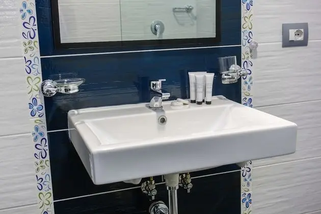 Tek Büyük Yataklı Oda, Balkon, Kısmi Deniz Manzaralı