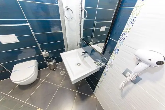 Tek Büyük Yataklı Oda, Balkon, Kısmi Deniz Manzaralı