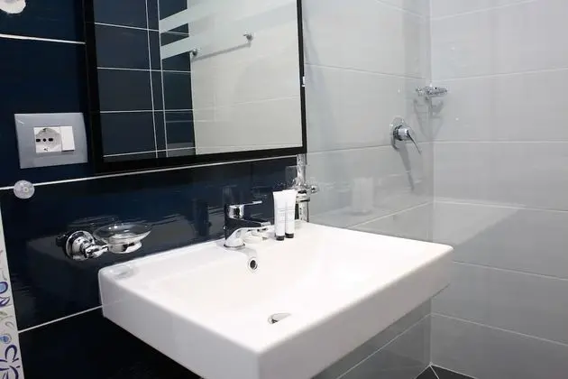 Tek Büyük Yataklı Oda, Balkon, Kısmi Deniz Manzaralı