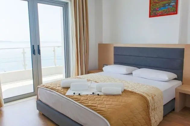 Tek Büyük Yataklı Oda, Balkon, Kısmi Deniz Manzaralı