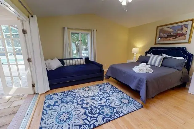 Ev (Sarasota Bay Pool Home)