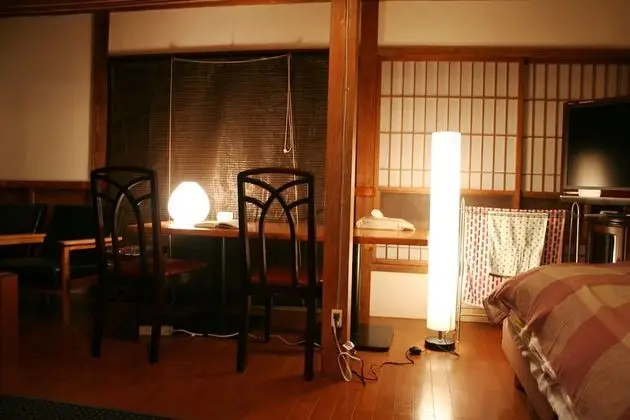 Traditional Ev, Ek Bina