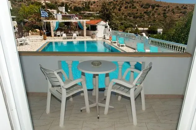 Basic Oda, 2 Tek Kişilik Yatak, Havuz Manzaralı