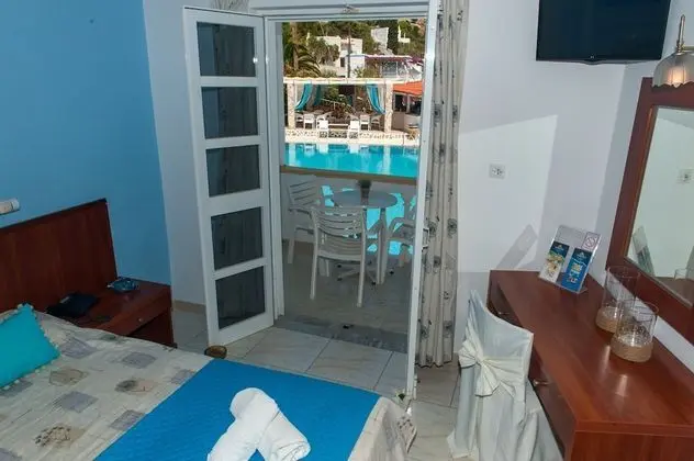 Basic Oda, 2 Tek Kişilik Yatak, Havuz Manzaralı