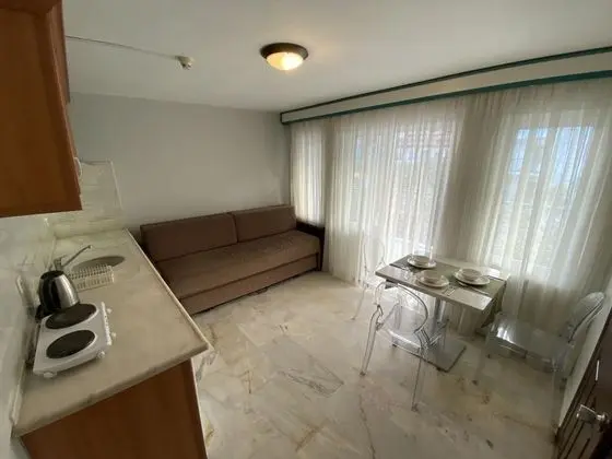 Apart Oda, Havuz ve Bahçe Manzaralı, Balkonlu