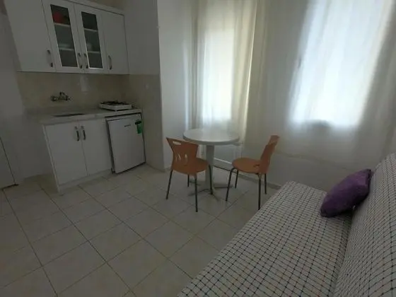 Daire-Zemin Kat, Bahçe Manzaralı, Mutfaksız