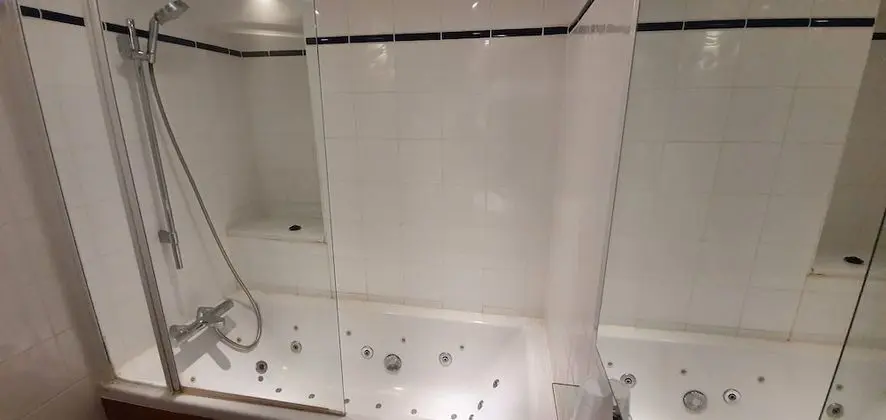 Tek Büyük Yataklı Oda, Sıcak Su Küveti
