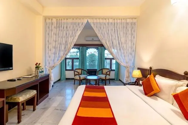 Deluxe Tek Büyük veya İki Ayrı Yataklı Oda, 1 Yatak Odası, Sigara İçilmez, Göl Manzaralı