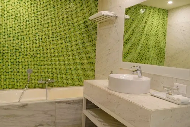 Deluxe Oda, Birden Çok Yatak, Balkon