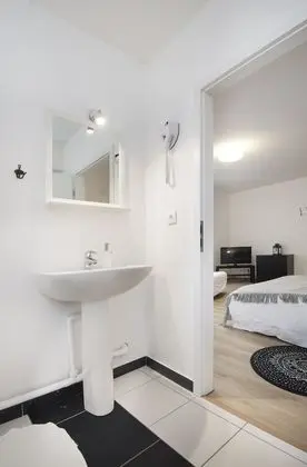 Stüdyo, Özel Banyo (Studio Noir et Blanc)