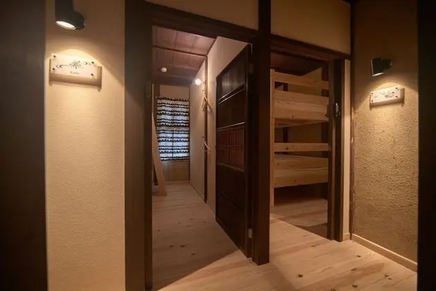İki Ayrı Yataklı Oda, Ortak Banyo (Ebi / Kame)