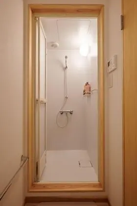 İki Ayrı Yataklı Oda, Ortak Banyo (Tsuru)